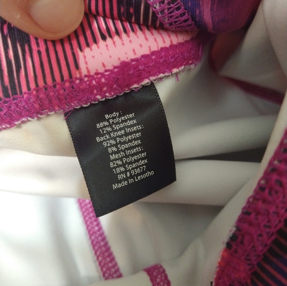 🌹Xersion Fitted Pink, Purple, and Black Floral Yoga 3/4th Length Legging M - Picture 7 of 7